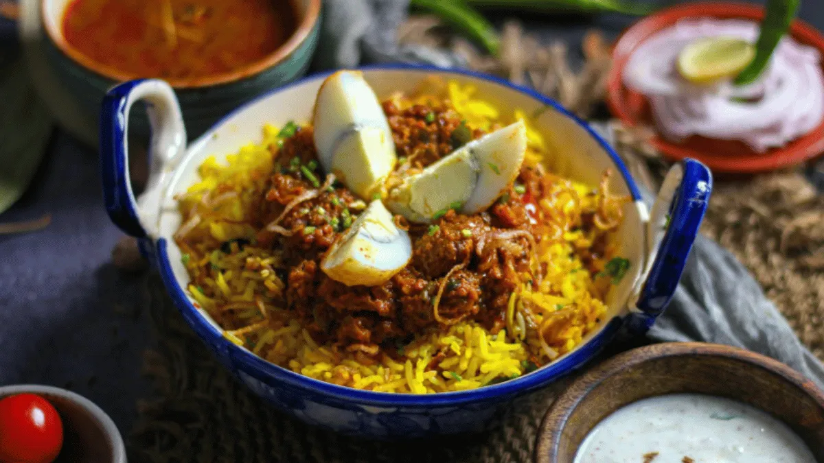 viral-video-angry-guests-throw-chairs-at-wedding-allegedly-over-missing-chicken-leg-piece-in-biryani